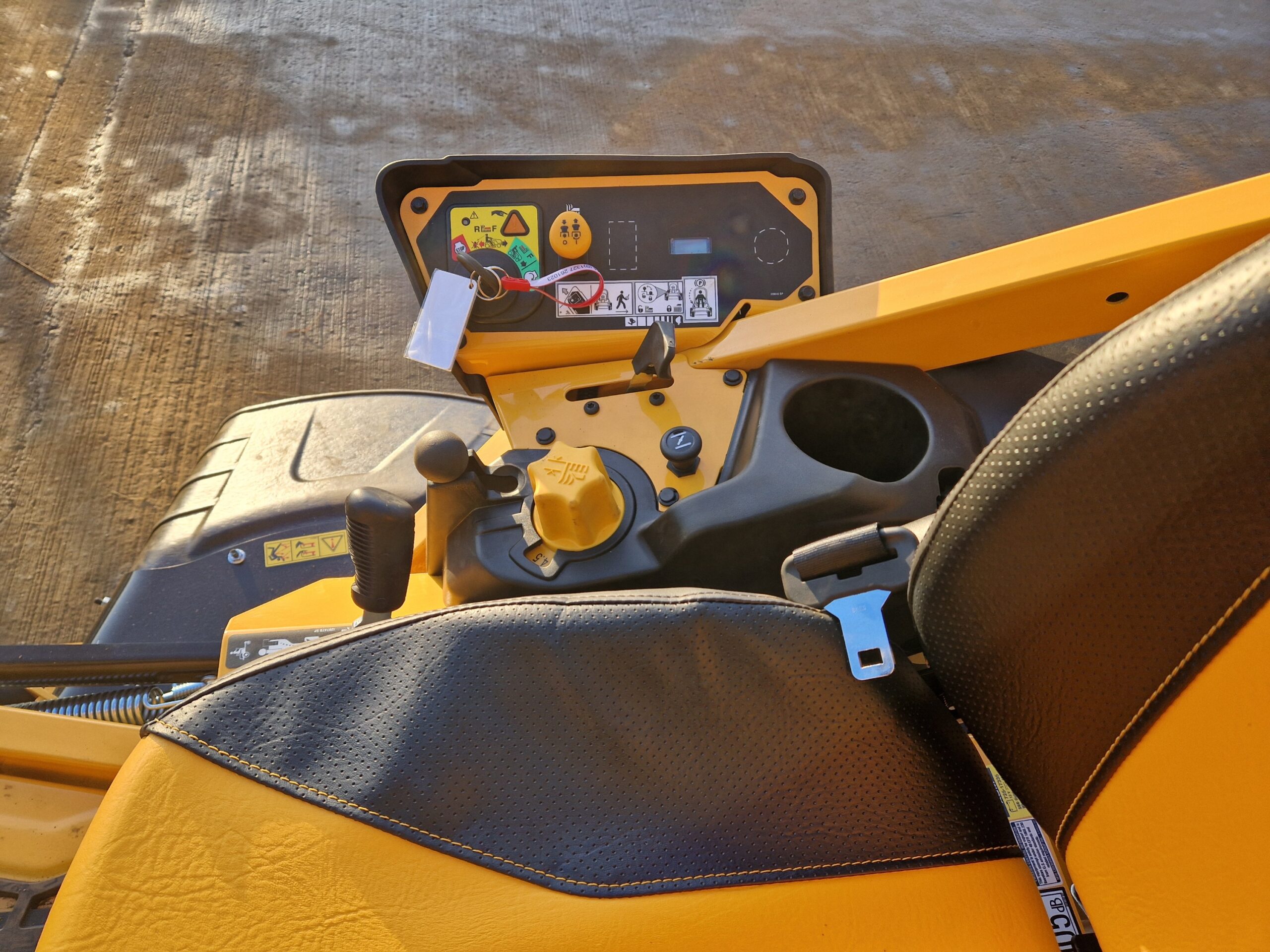 Cub Cadet XZ8 S122 Zero Turn Lawnmower - Image 4