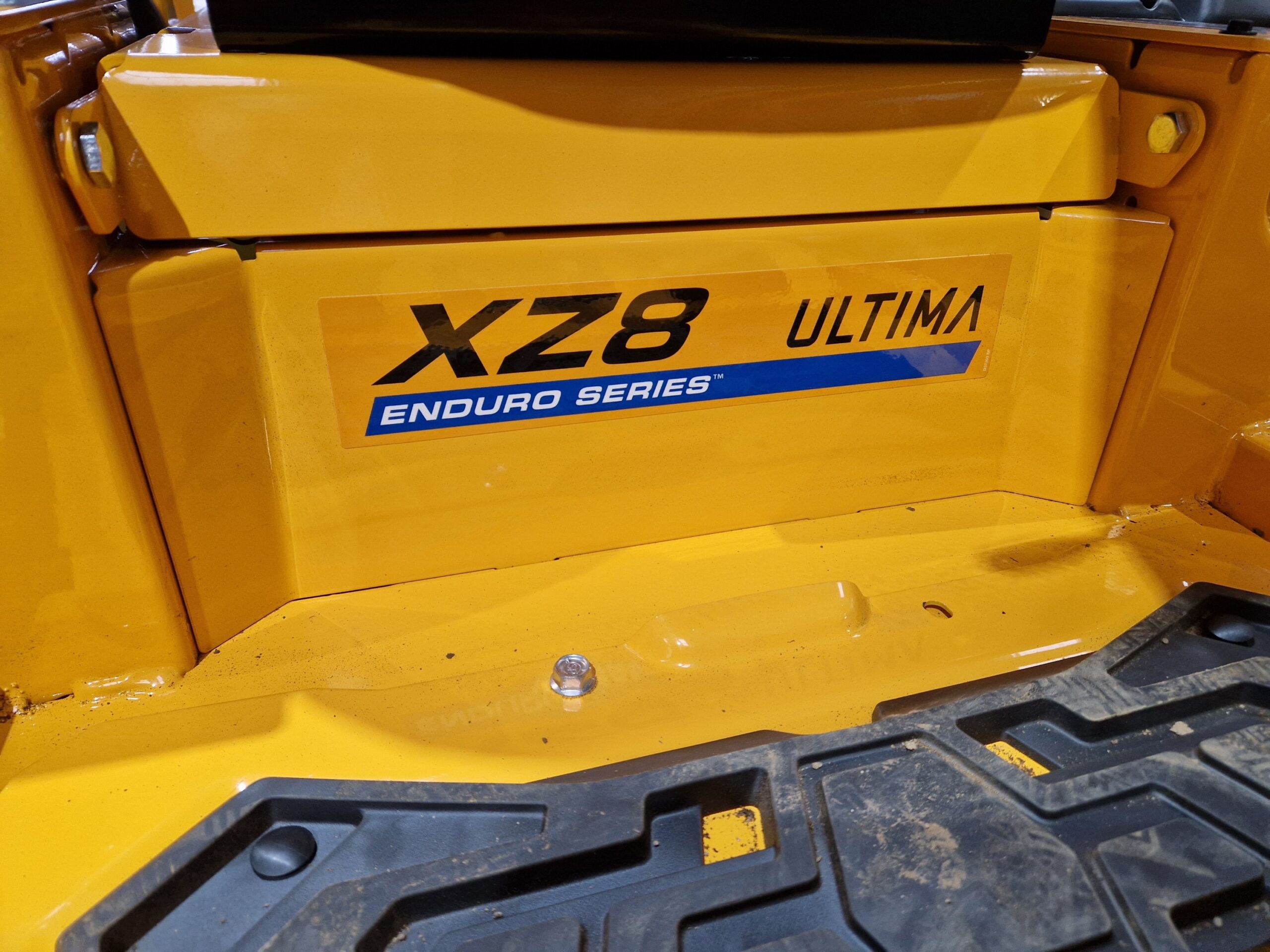 Cub Cadet XZ8 S122 Zero Turn Lawnmower - Image 9
