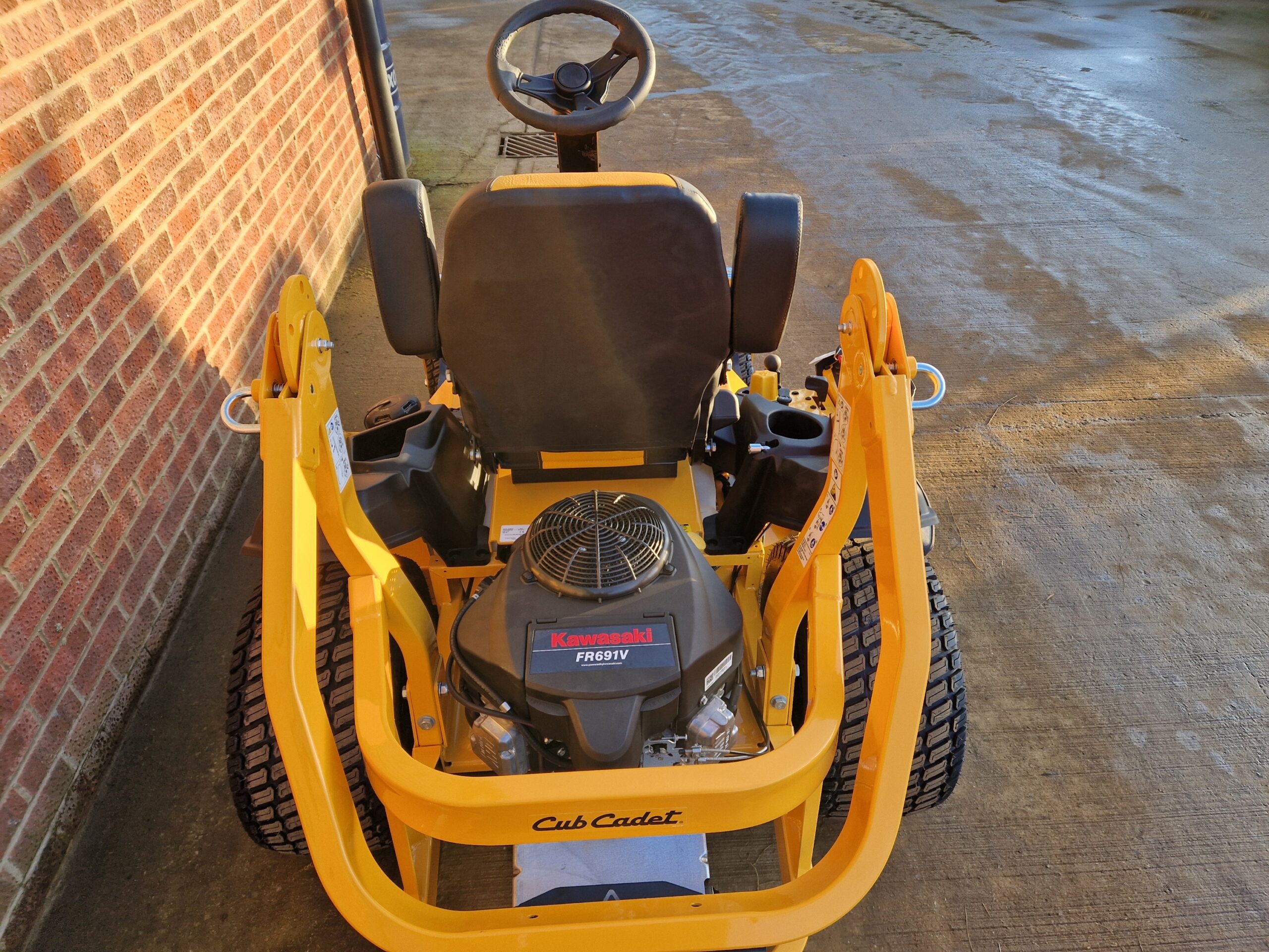 Cub Cadet XZ8 S122 Zero Turn Lawnmower - Image 10