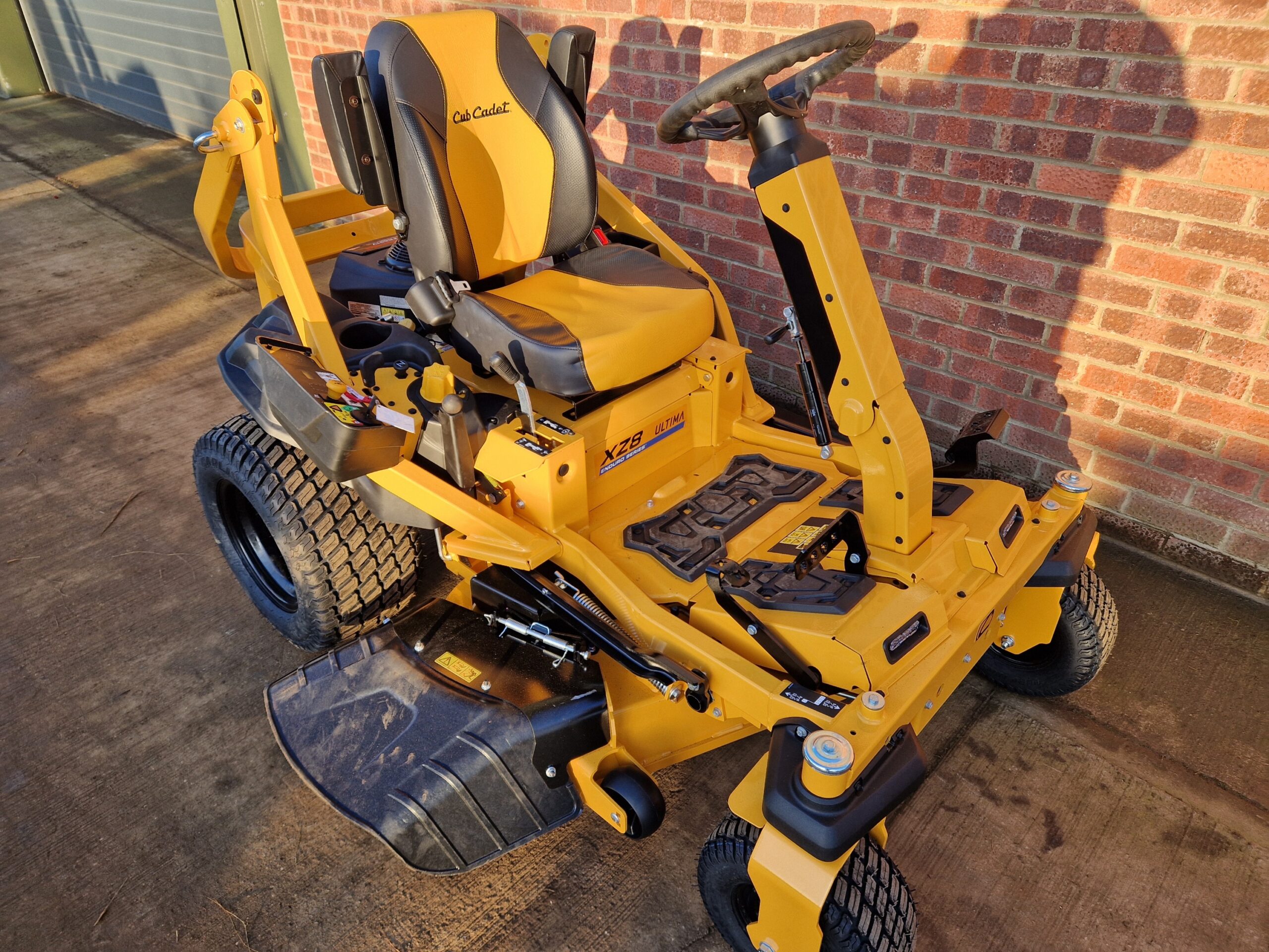 Cub Cadet XZ8 S122 Zero Turn Lawnmower - Image 11