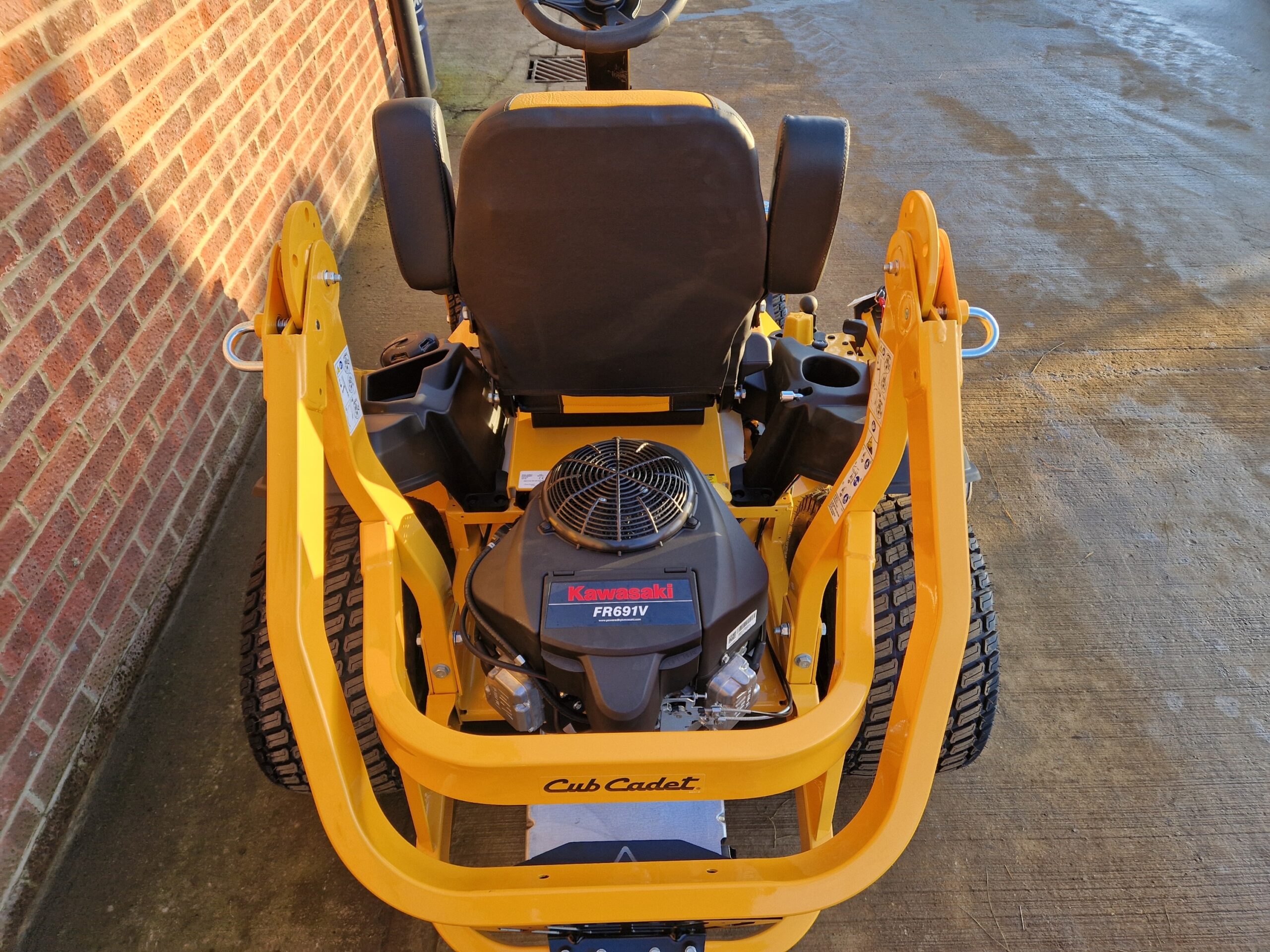 Cub Cadet XZ8 S122 Zero Turn Lawnmower - Image 12