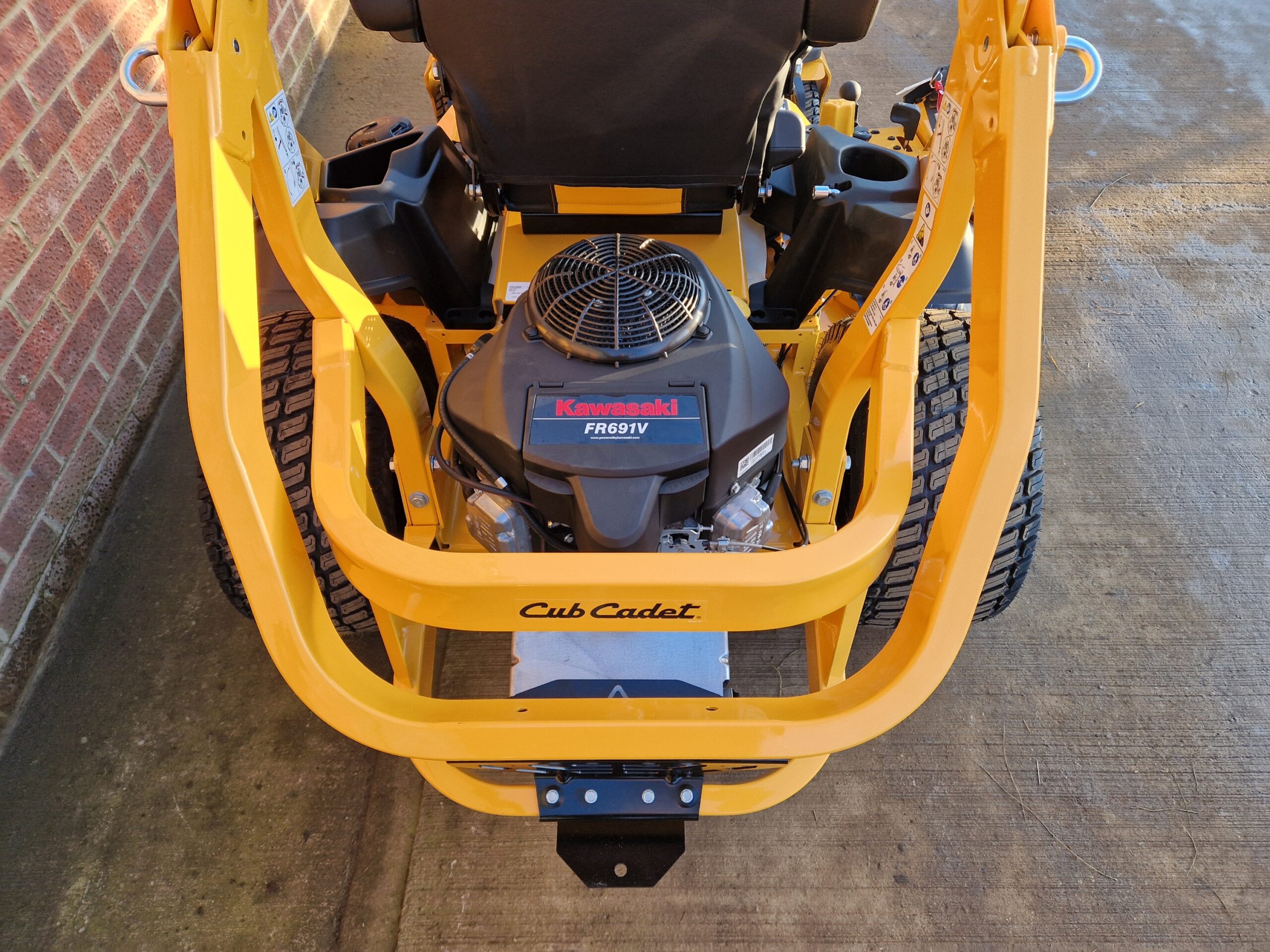 Cub Cadet XZ8 S122 Zero Turn Lawnmower - Image 13
